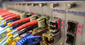 Fibra óptica frente a componentes metálicos