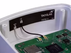 Antena flexible FXP30x multibanda para IoT compacto