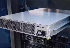 Sistema Edge AI AIP-RQ87 en 2U para inferencia LLM